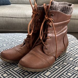 Ladies lace-up ankle boot, Size 9, good used condition. Not leather.